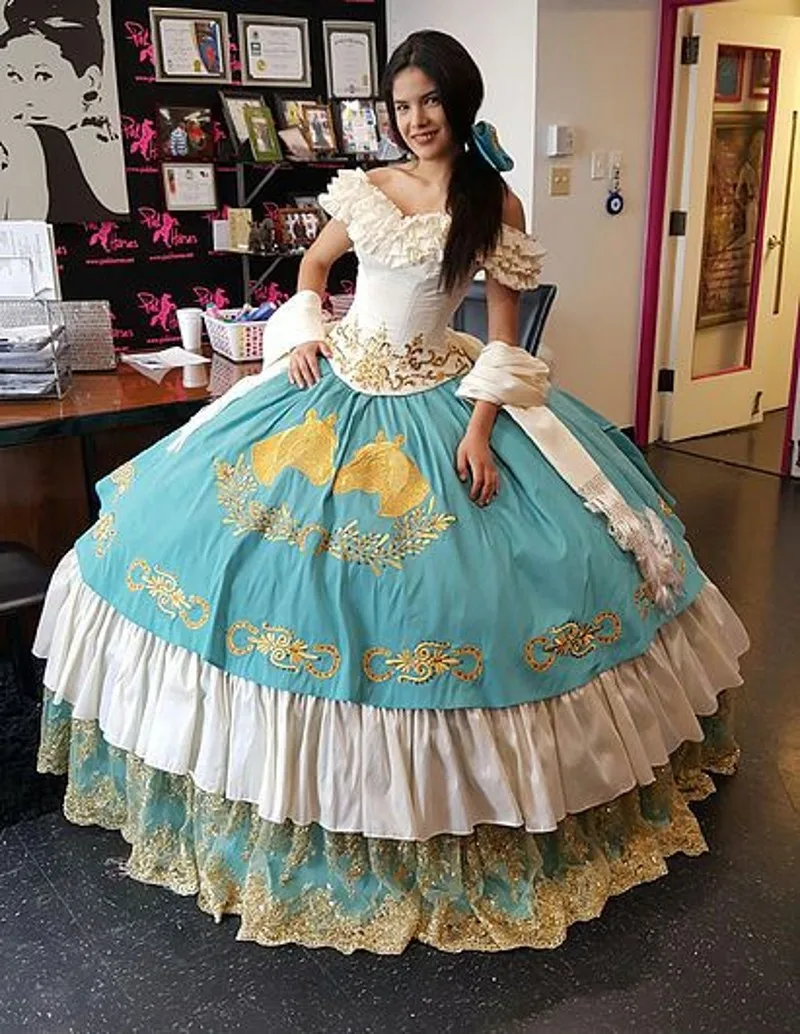 Vintage Embriodery Quinceanera Dresses Lace Applique Off Shoulder Sweet 16 Dress with Wrap Ruffles Neck vestidos de 15 años 2020
Vintage Embriodery Quinceanera Dresses Lace Applique Off Shoulder Sweet 16 Dress with Wrap Ruffles Neck vestidos de 15 años 2020