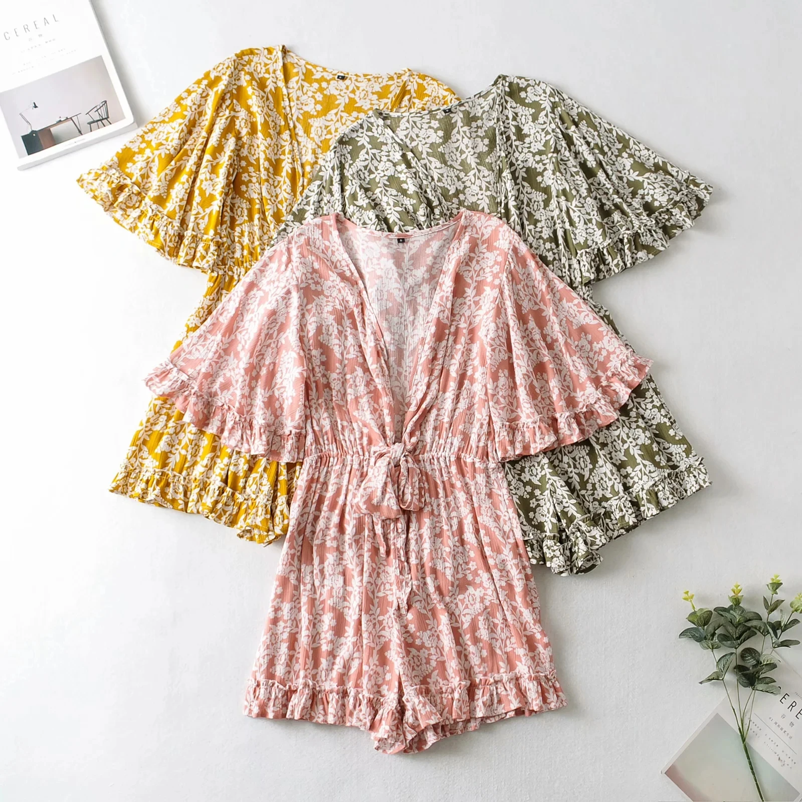 3 Color Floral Romper Jumpsuit Women Summer Batwing Sleeve Short Rompers 2021 Summer Bow Playsuit
3 Color Floral Romper Jumpsuit Women Summer Batwing Sleeve Short Rompers 2021 Summer Bow Playsuit
