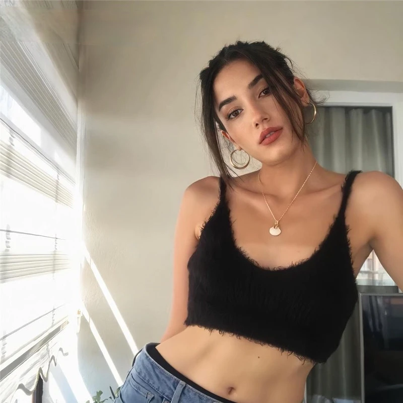 2021 New Casual Sleeveless Knitted Crop Tank Top Women Black White Basic Furry Y2K Cropped Tops Tees Ladies Summer Camisole 
2021 New Casual Sleeveless Knitted Crop Tank Top Women Black White Basic Furry Y2K Cropped Tops Tees Ladies Summer Camisole