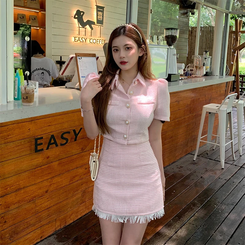 Plus Size S-4XL Summer Streetwear Tweed Two Piece Set Women Single Breasted Crop Top Jacket Coat + High Waist Tassel Skirt Suits
Plus Size S-4XL Summer Streetwear Tweed Two Piece Set Women Single Breasted Crop Top Jacket Coat + High Waist Tassel Skirt Suits