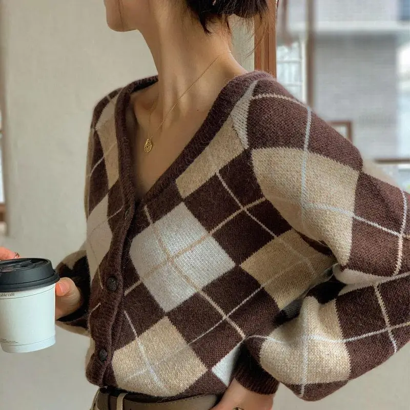 2021 spring diamond plaid knitted cardigan jacket coat loose retro French niche v-neck explosive sweater 
2021 spring diamond plaid knitted cardigan jacket coat loose retro French niche v-neck explosive sweater