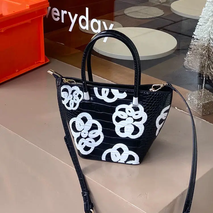 2021 South Korea's new niche design flower graffiti handbag fashion crocodile pattern shoulder bag diagonal bag
2021 South Korea's new niche design flower graffiti handbag fashion crocodile pattern shoulder bag diagonal bag