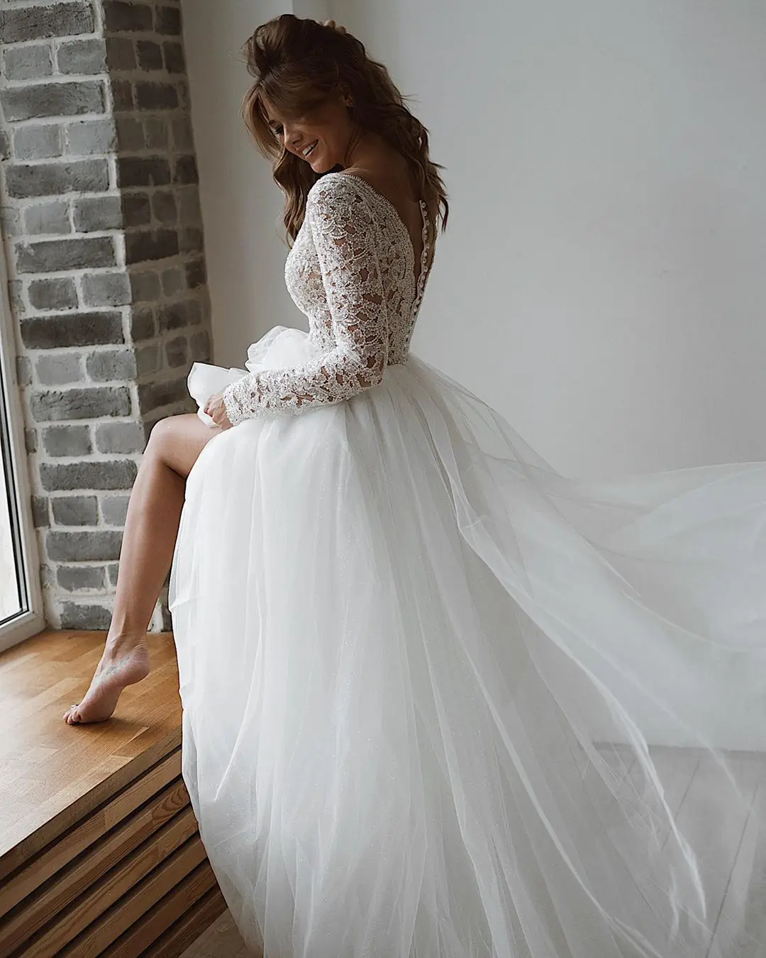 2020 New Simple Sexy Wedding Dress V-neck Buttons Applique Lace Long sleeves Beach Bridal Dress marriage dress vestidos de novia
2020 New Simple Sexy Wedding Dress V-neck Buttons Applique Lace Long sleeves Beach Bridal Dress marriage dress vestidos de novia