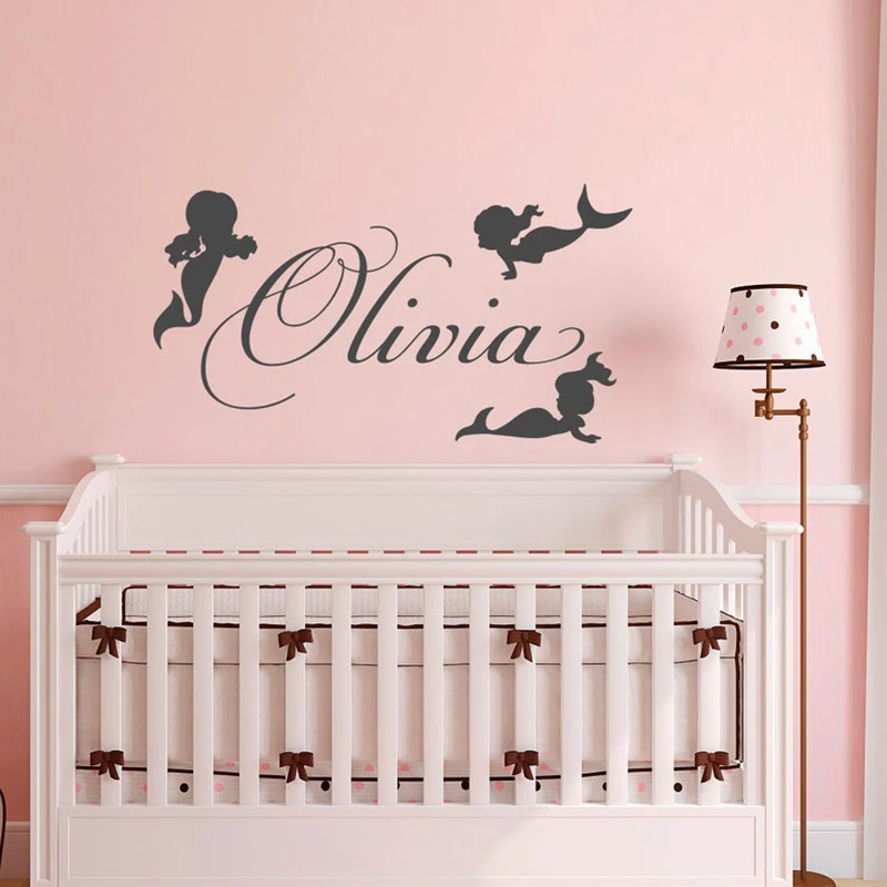 Виниловая наклейка на стену с именем девочки, стикер для детской комнаты с маленькой русалочкой, виниловый декор для спальни, X211
Виниловая наклейка на стену с именем девочки, стикер для детской комнаты с маленькой русалочкой, виниловый декор для спальни, X211