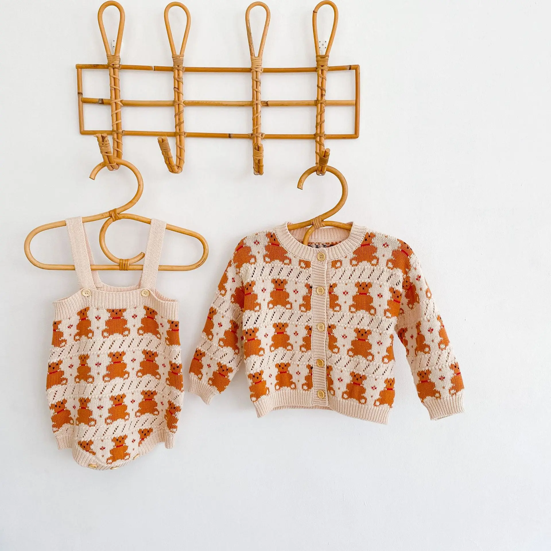 Autumn Baby Children's Clothing Bear Jacquard Baby boy girl Cotton yarn knitted cardigan + Romper 2pcs Suit
Autumn Baby Children's Clothing Bear Jacquard Baby boy girl Cotton yarn knitted cardigan + Romper 2pcs Suit