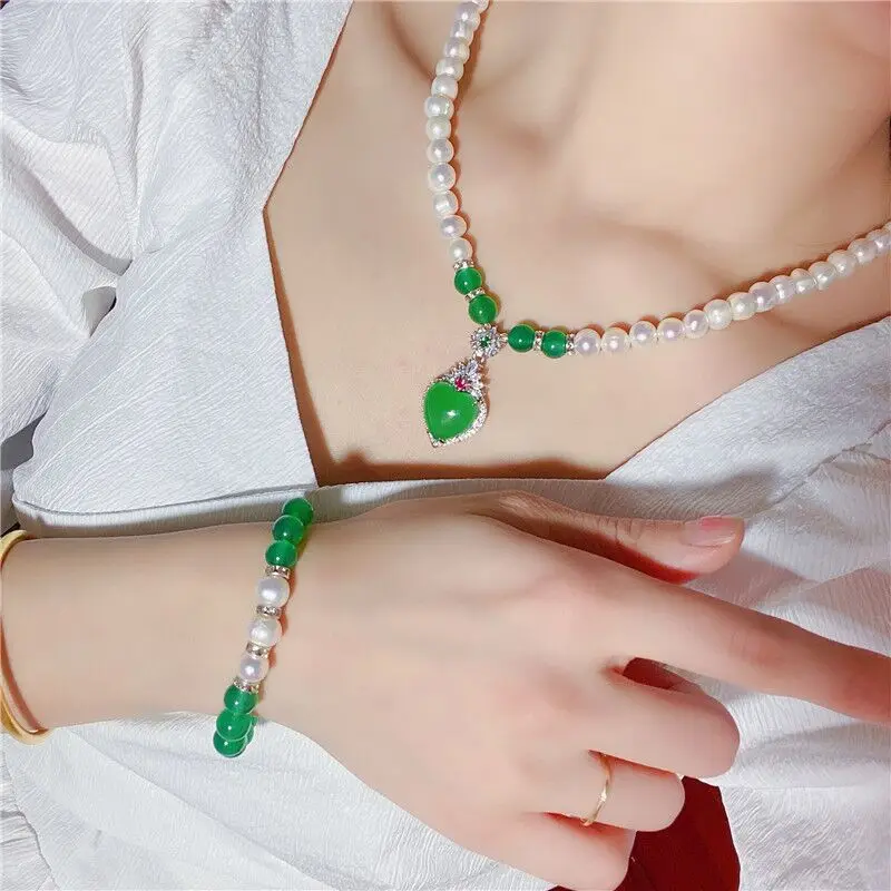 A 22*23*9 mm small Pendant the shape of a Deep Emerald Green heart with Four Light Green beads oval Pearl Beads 8-9 mm Necklace
A 22*23*9 mm small Pendant the shape of a Deep Emerald Green heart with Four Light Green beads oval Pearl Beads 8-9 mm Necklace