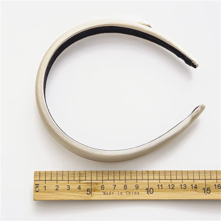 Pearl Headband Silk Retro Textured Pearl Royal Court Style Hairpin Mercerized Simple Versatile Headband Headdress
Pearl Headband Silk Retro Textured Pearl Royal Court Style Hairpin Mercerized Simple Versatile Headband Headdress