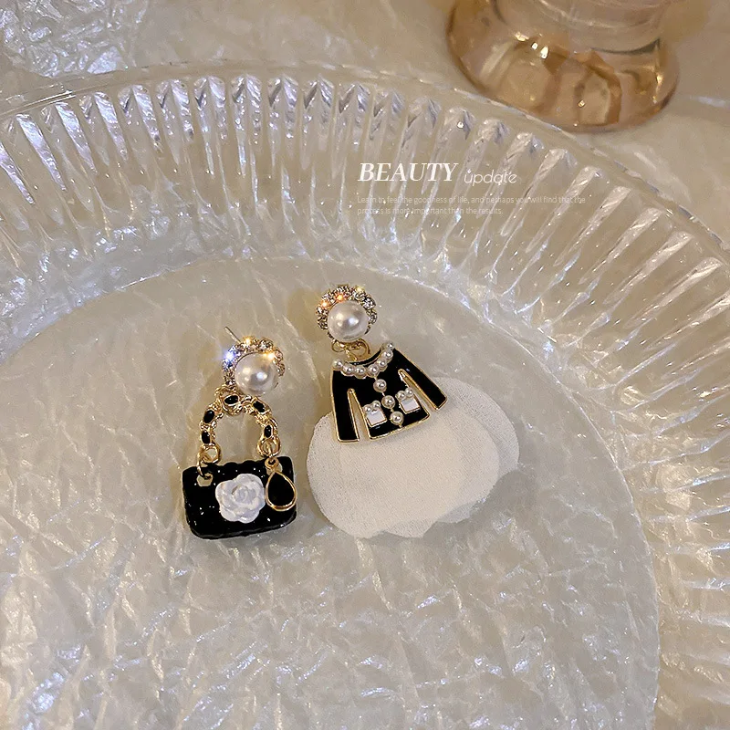 925 Silver Needle Korean Light Luxury Fashion Grid Pattern Small Fragrance Diamond Inlaid Handbag Bow Earrings
925 Silver Needle Korean Light Luxury Fashion Grid Pattern Small Fragrance Diamond Inlaid Handbag Bow Earrings