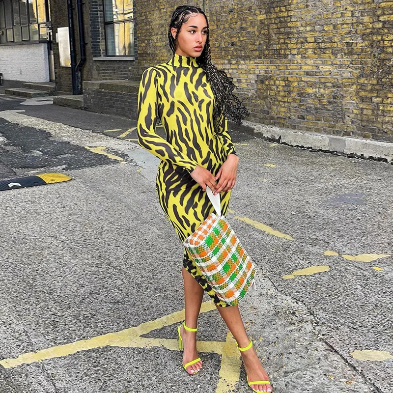 Женское облегающее платье с длинным рукавом и высоким воротником 
Женское облегающее платье с длинным рукавом и высоким воротником