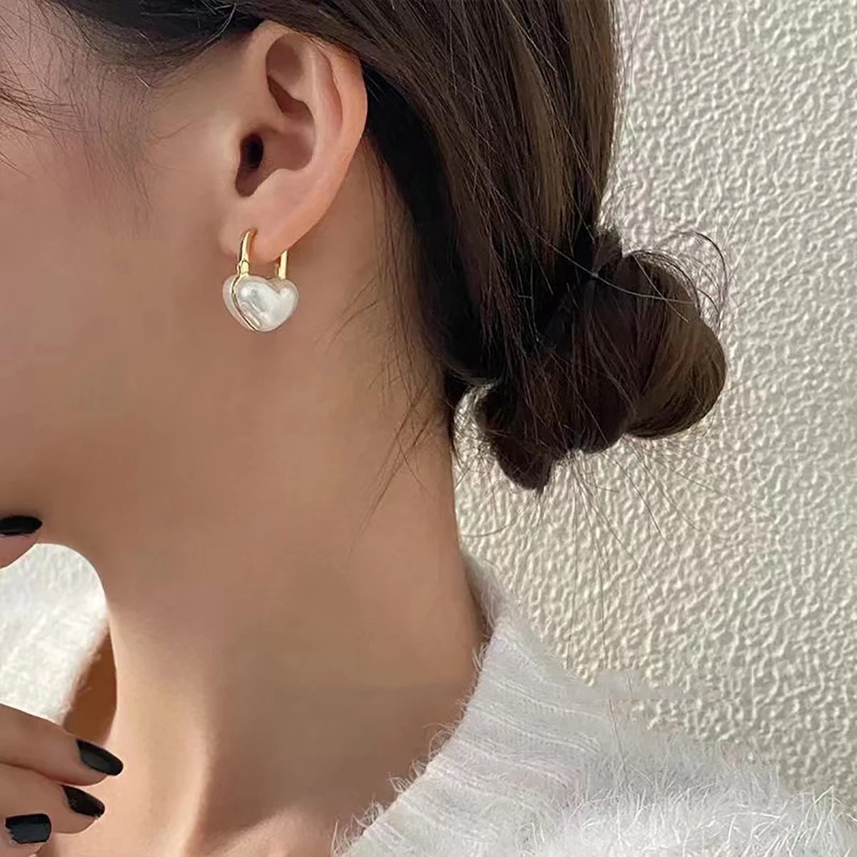 AENSOA 2022 New Cute Pearl Heart Studs Small Hoop Earrings for Women Gold Color Eardrop Minimalist Tiny Huggies Hoops Earring
AENSOA 2022 New Cute Pearl Heart Studs Small Hoop Earrings for Women Gold Color Eardrop Minimalist Tiny Huggies Hoops Earring