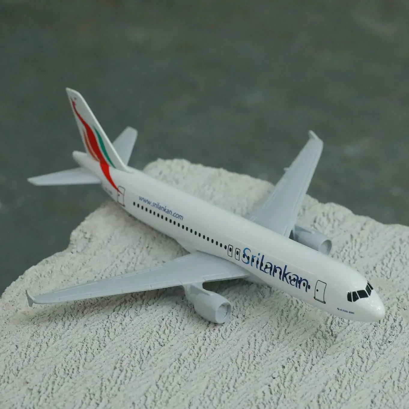 Аэроплан Siri Lankan Airlines, модель самолета A320 6 дюймов, металлический самолёт, литый под давлением, миниатюрная коллекция мото, Eduactional игрушки для ...
Аэроплан Siri Lankan Airlines, модель самолета A320 6 дюймов, металлический самолёт, литый под давлением, миниатюрная коллекция мото, Eduactional игрушки для ...