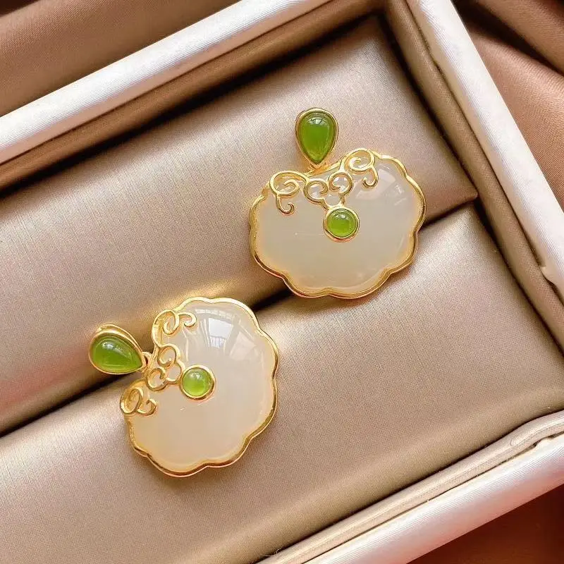 Sterling Silver Gold-Plated Hetian Jade Safety Lock Pendant Embellished Jasper Inlaid Hetian Jade Women's Jade Clavicle Chain
Sterling Silver Gold-Plated Hetian Jade Safety Lock Pendant Embellished Jasper Inlaid Hetian Jade Women's Jade Clavicle Chain