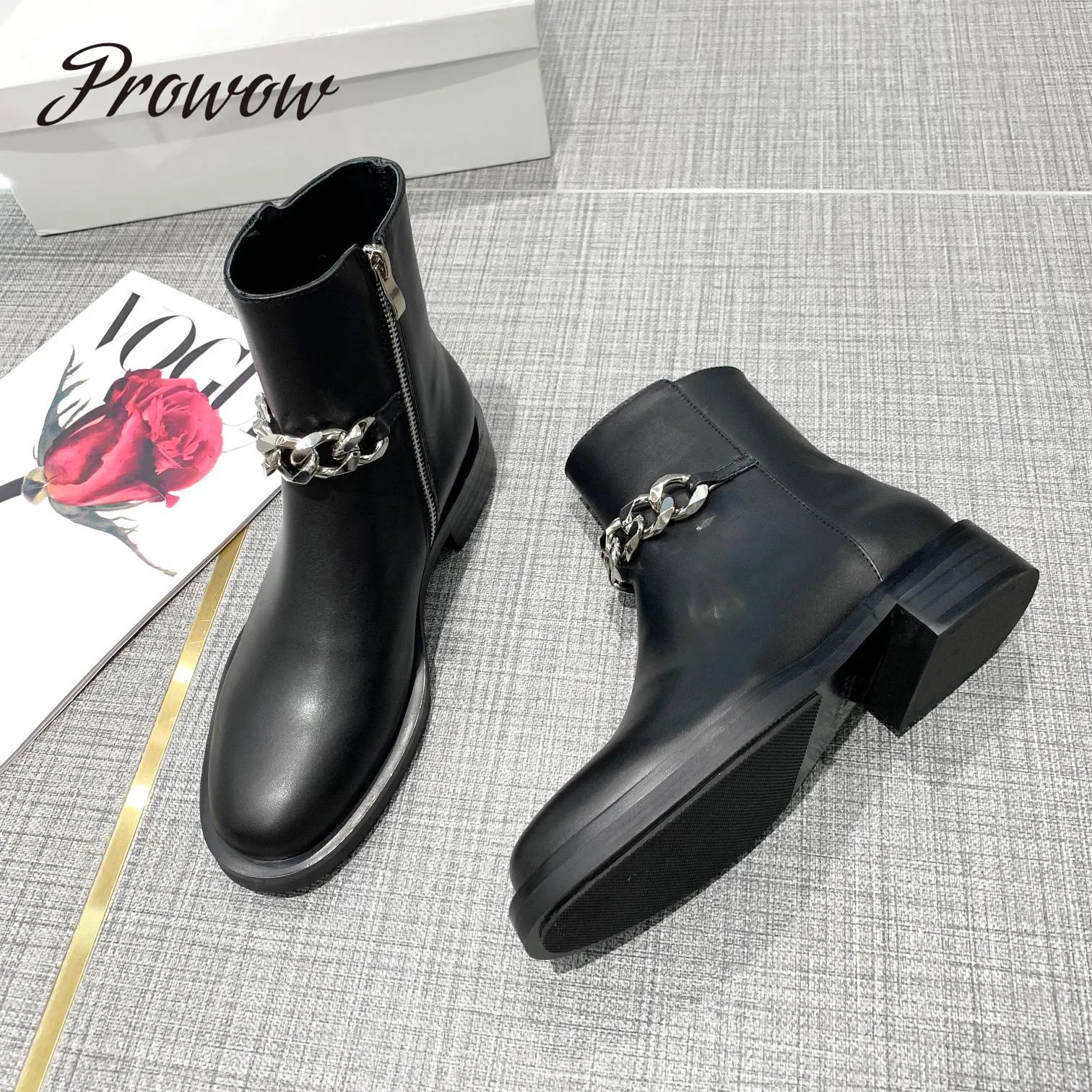 Ботильоны из натуральной кожи с круглым носком, на молнии 
Ботильоны из натуральной кожи с круглым носком, на молнии