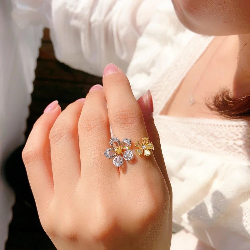 2021 Fashion Double Flower Rings Inlay AAA Cubic Zirconia Two Color Jewelry For Women Wedding Cocktail Party Luxury Accessories
2021 Fashion Double Flower Rings Inlay AAA Cubic Zirconia Two Color Jewelry For Women Wedding Cocktail Party Luxury Accessories