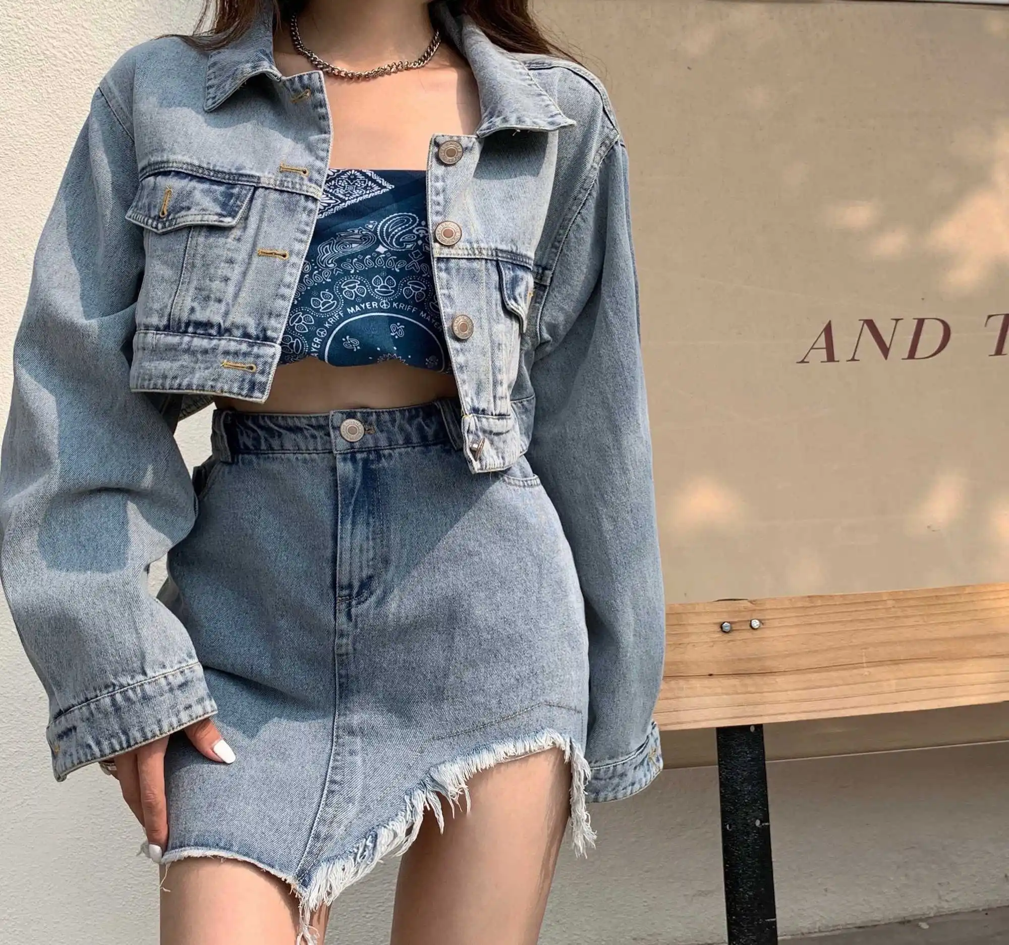 Denim Suit Women's Summer Loose BF Style Short Coat Irregular Ripped Short Skirt + Paisley Tube Top Vest
Denim Suit Women's Summer Loose BF Style Short Coat Irregular Ripped Short Skirt + Paisley Tube Top Vest