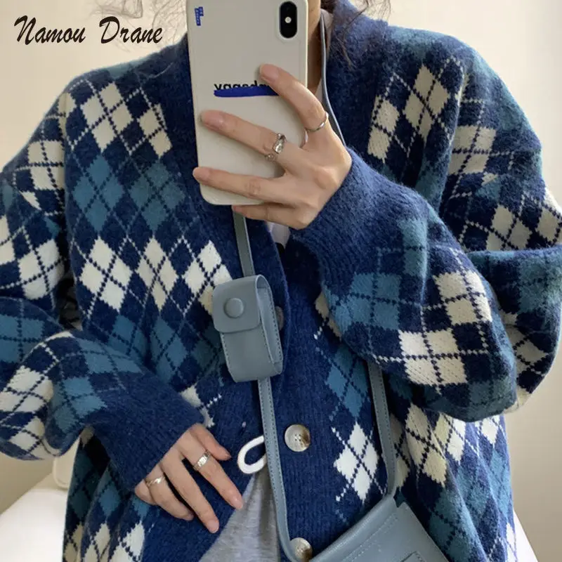 Namou Drane 2021 Spring and Autumn Plaid Jacket College Wind Sweater Knit Cardigan Women Lazy Retro Diamond All-match Outer Wear
Namou Drane 2021 Spring and Autumn Plaid Jacket College Wind Sweater Knit Cardigan Women Lazy Retro Diamond All-match Outer Wear