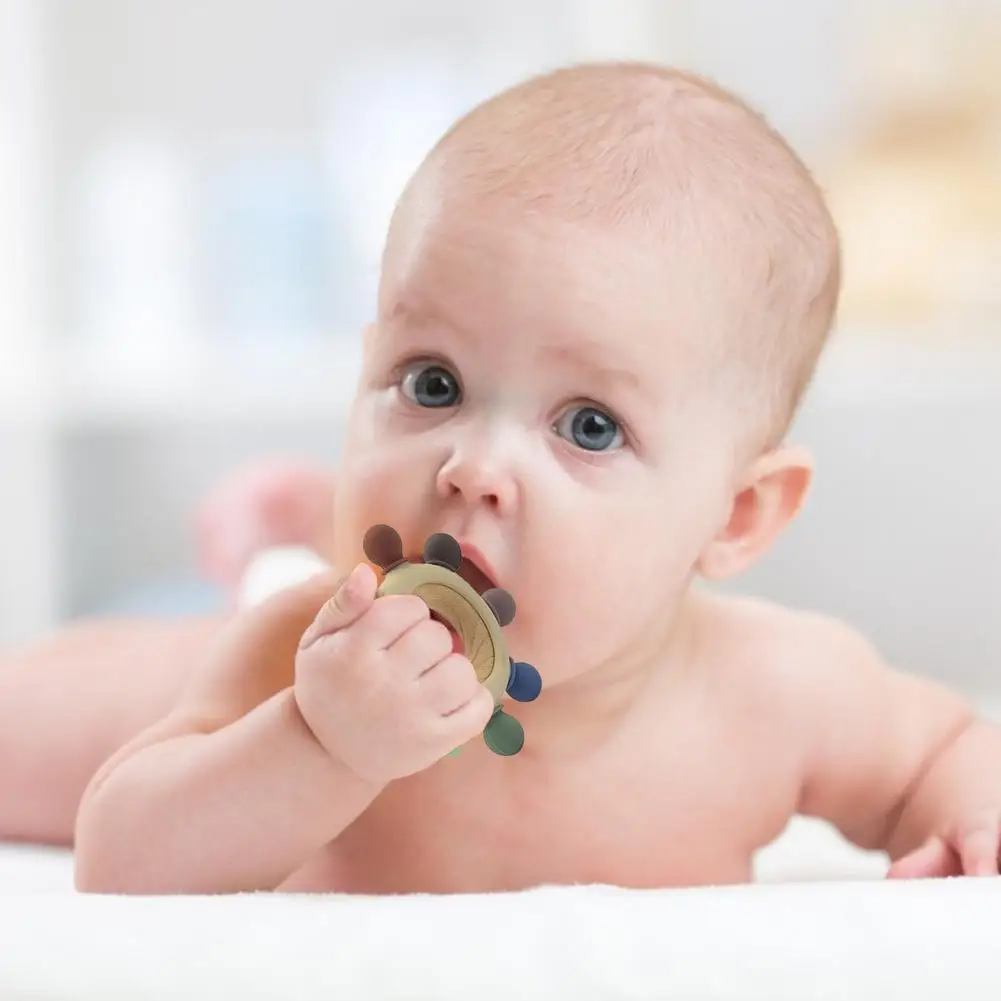 Soft Baby Teething Bracelet Helm Shaped Sensory Teether Toy Safe And Thollow Ring Mprove Grasping Ability Lovely Baby Gift 
Soft Baby Teething Bracelet Helm Shaped Sensory Teether Toy Safe And Thollow Ring Mprove Grasping Ability Lovely Baby Gift