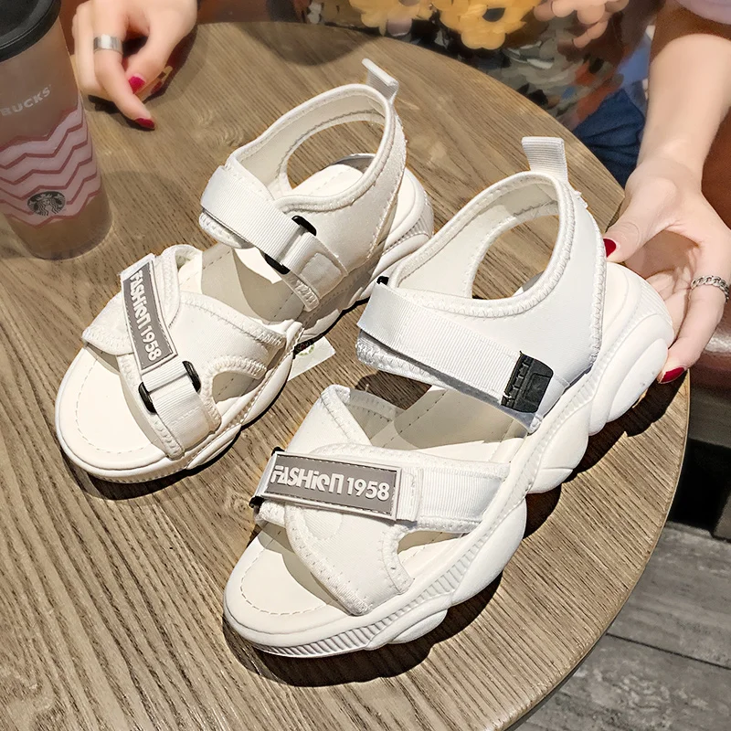 Сандалии женские на платформе, Пляжная Уличная обувь с открытым носком, толстая подошва, на липучках, летние кроссовки для студенток
Сандалии женские на платформе, Пляжная Уличная обувь с открытым носком, толстая подошва, на липучках, летние кроссовки для студенток