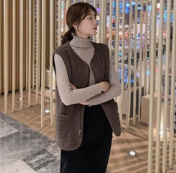1pcs/lot Autumn Fleece Waistcoat Women Winter White Vest Ladies Warm Thick Sleeveless Vests For Women
1pcs/lot Autumn Fleece Waistcoat Women Winter White Vest Ladies Warm Thick Sleeveless Vests For Women