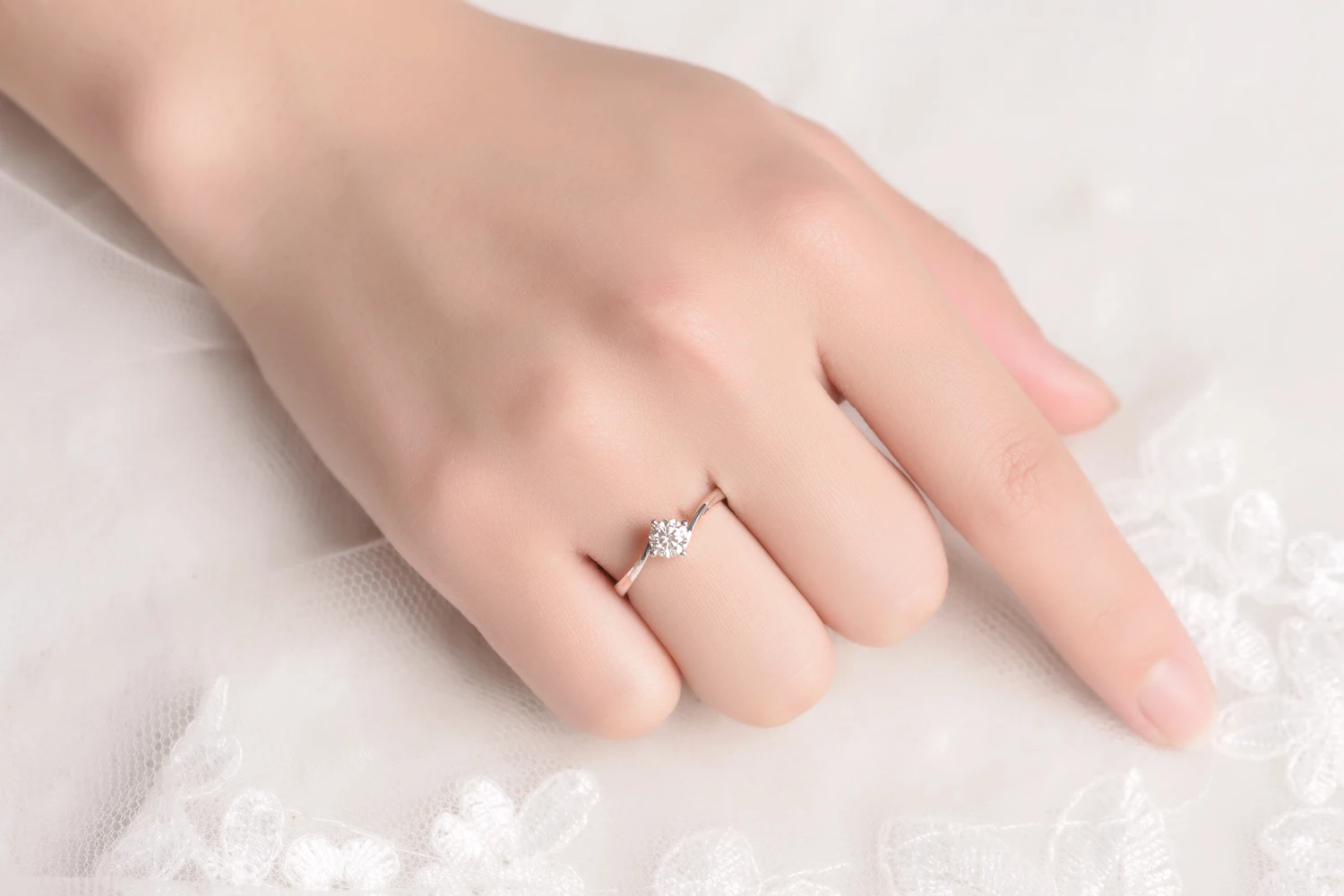 Fashionable simple and innovative design 1 carat geometric winding ladies diamond ring proposal confession Valentine's Day gift
Fashionable simple and innovative design 1 carat geometric winding ladies diamond ring proposal confession Valentine's Day gift