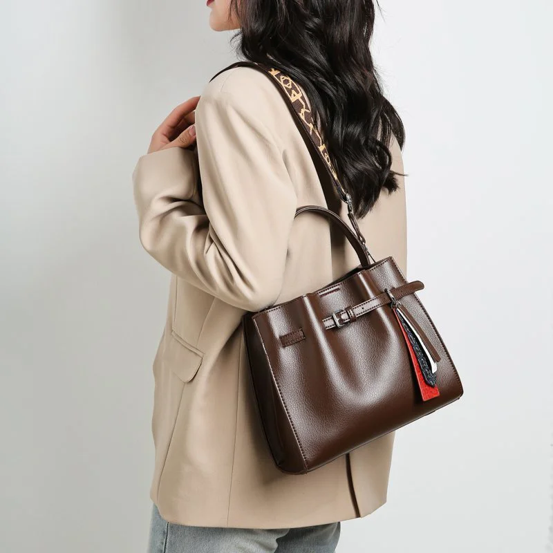 2021 Winter Solid Color Women Handbag Fashion Retro Soft Leather Travel Shoulder Bag High Capacity Casual Lady Shopping Bag
2021 Winter Solid Color Women Handbag Fashion Retro Soft Leather Travel Shoulder Bag High Capacity Casual Lady Shopping Bag