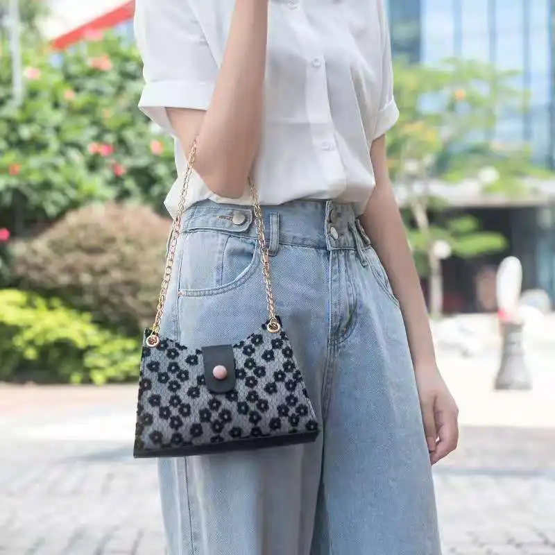 Female bag 2021 summer Korean embroidery thread flower transparent magnetic buckle underarm shoulder portable simple mobile phon
Female bag 2021 summer Korean embroidery thread flower transparent magnetic buckle underarm shoulder portable simple mobile phon