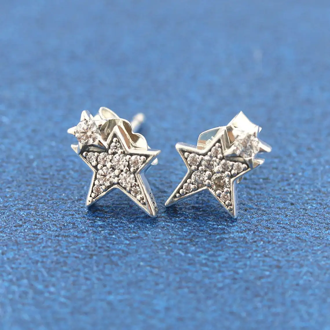 Женское ювелирное изделие из серебра 925 пробы, со сверкающими асимметричными искусственными камнями и прозрачным кубическим цирконием, подходит для всех европейских ювелирных изделий Pandora
Женское ювелирное изделие из серебра 925 пробы, со сверкающими асимметричными искусственными камнями и прозрачным кубическим цирконием, подходит для всех европейских ювелирных изделий Pandora