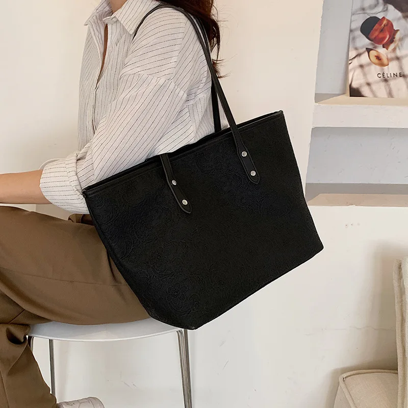 Brand Designer Fashion Ladies Embossed Shoulder Bag 2021 Summer New Style Large Capacity Single Underarm Retro Tote Handbag
Brand Designer Fashion Ladies Embossed Shoulder Bag 2021 Summer New Style Large Capacity Single Underarm Retro Tote Handbag