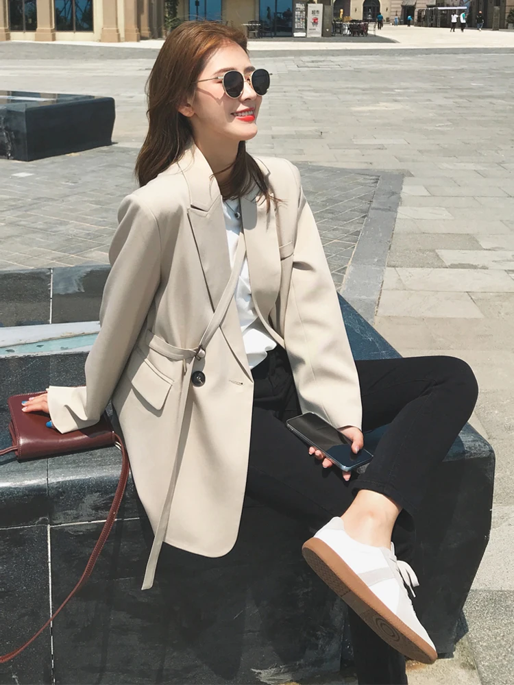 Small suit jacket female 2021 spring new Korean version of the British style net red suit design sense niche top 
Small suit jacket female 2021 spring new Korean version of the British style net red suit design sense niche top