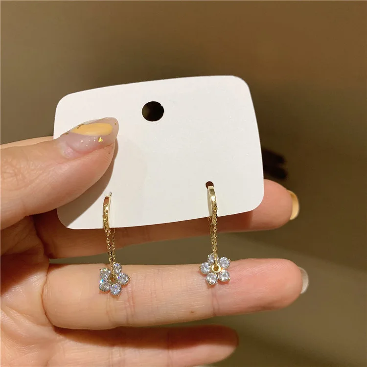 Korean Fashion Elegant Zircon Wreath Earrings Women's Fashion Metal Chain Boucle D'oreille Exquisite Girl Party Jewelry
Korean Fashion Elegant Zircon Wreath Earrings Women's Fashion Metal Chain Boucle D'oreille Exquisite Girl Party Jewelry