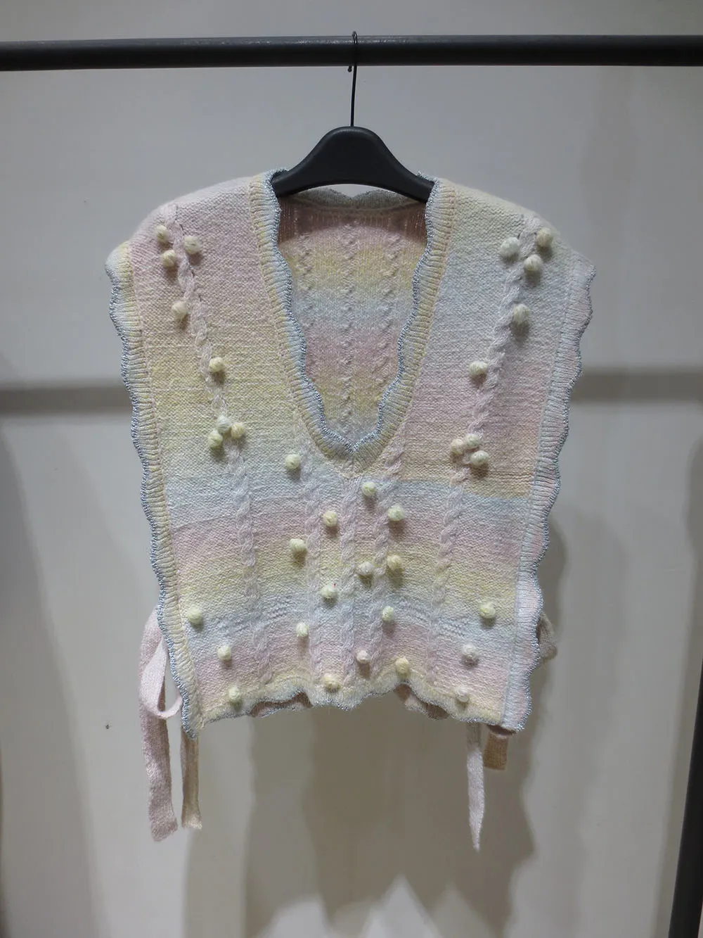 New Retro Color Matching Ruffled V-neck Sleeveless Waistcoat Vest Women Lace Up Pullover Sweater All-match Gentle Fashion
New Retro Color Matching Ruffled V-neck Sleeveless Waistcoat Vest Women Lace Up Pullover Sweater All-match Gentle Fashion
