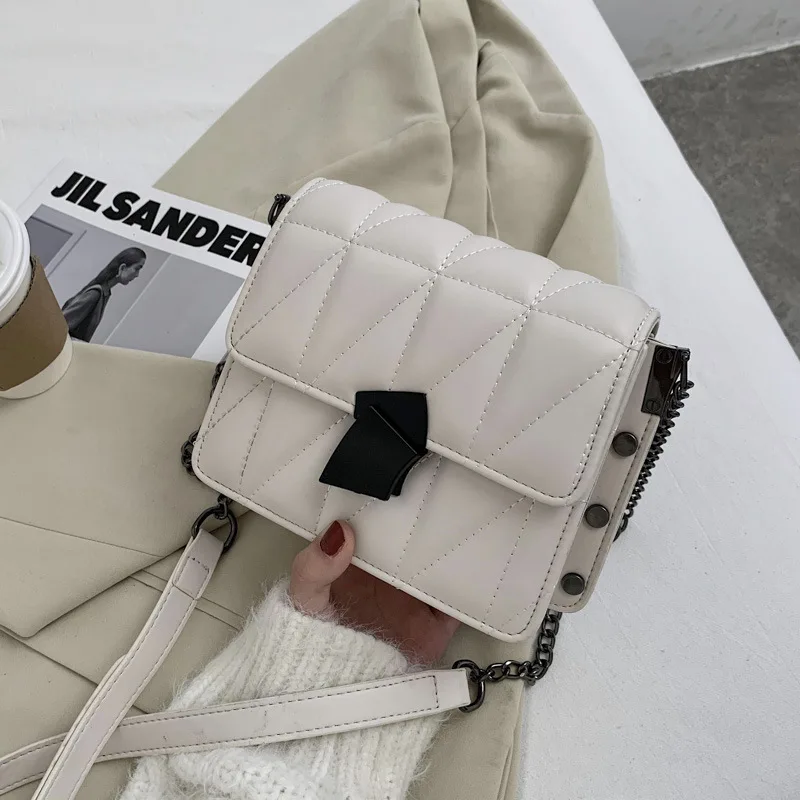 High-quality Ladies Rhombic Rivet Bag 2020 New Fashion Female Bag Korean Version of The Net Red Messenger Bag Small Square Bag
High-quality Ladies Rhombic Rivet Bag 2020 New Fashion Female Bag Korean Version of The Net Red Messenger Bag Small Square Bag