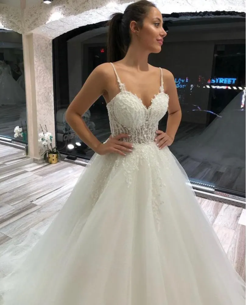 Spaghetti Straps Wedding Dress Lace Appliques Glitter Tulle Sweetheart Summer Long Bridal Gown Backless Sleeveless White Ivory
Spaghetti Straps Wedding Dress Lace Appliques Glitter Tulle Sweetheart Summer Long Bridal Gown Backless Sleeveless White Ivory