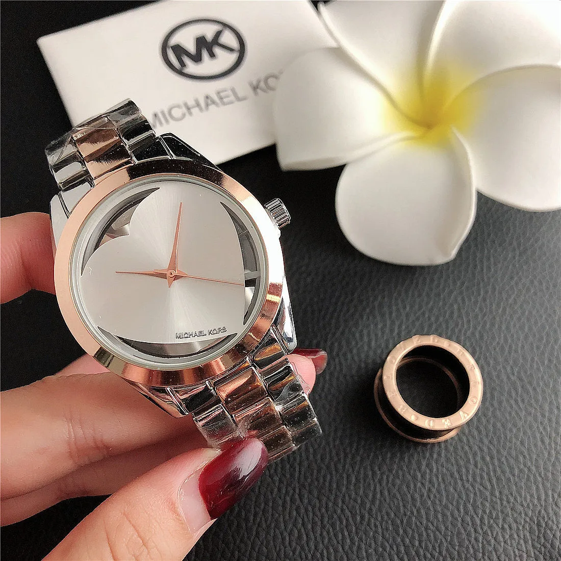 Ladies gold watch, 2021 new series, creative love, steel bracelet, waterproof shock ladies sports watch 
Ladies gold watch, 2021 new series, creative love, steel bracelet, waterproof shock ladies sports watch