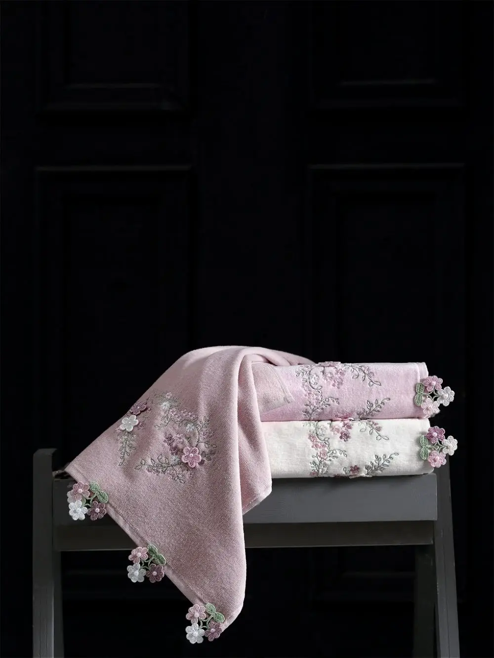 Jasmine Velvet Embroidered Special Design Towel Set High Quality 100% Cotton Kitchen Towel Set Hand Towel 30 X50 Cm
Jasmine Velvet Embroidered Special Design Towel Set High Quality 100% Cotton Kitchen Towel Set Hand Towel 30 X50 Cm