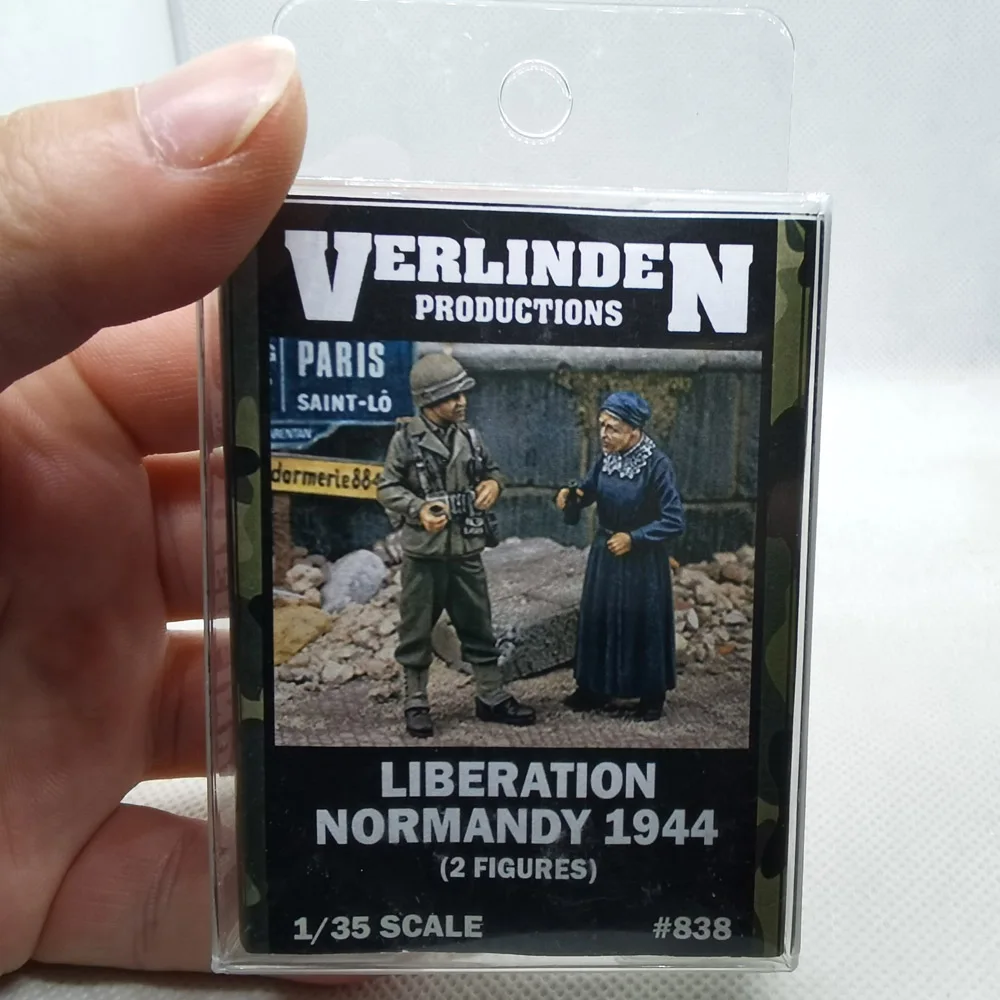 

1/35 WWII "Liberation Normandy" US G.I. &Old Woman 1944 (2 Figures/Set) VERLINDEN #838 Resin Kits Unassembled Uncolored