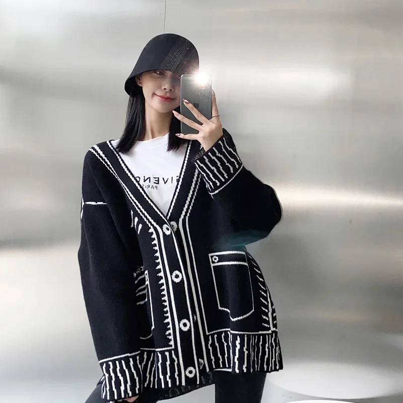 Comic Style Black And White Graffiti Knitted Sweater Cardigan Lazy Korean Style Ladies Cardigans Vintage Luxury Cardigan
Comic Style Black And White Graffiti Knitted Sweater Cardigan Lazy Korean Style Ladies Cardigans Vintage Luxury Cardigan