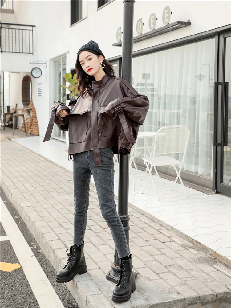 SHENGPALAE Streetwear Brown PU Leather Jacket Women's Autumn 2021 New Stand Collar Oversize Zipper Long Sleeve Short Coat Female
SHENGPALAE Streetwear Brown PU Leather Jacket Women's Autumn 2021 New Stand Collar Oversize Zipper Long Sleeve Short Coat Female