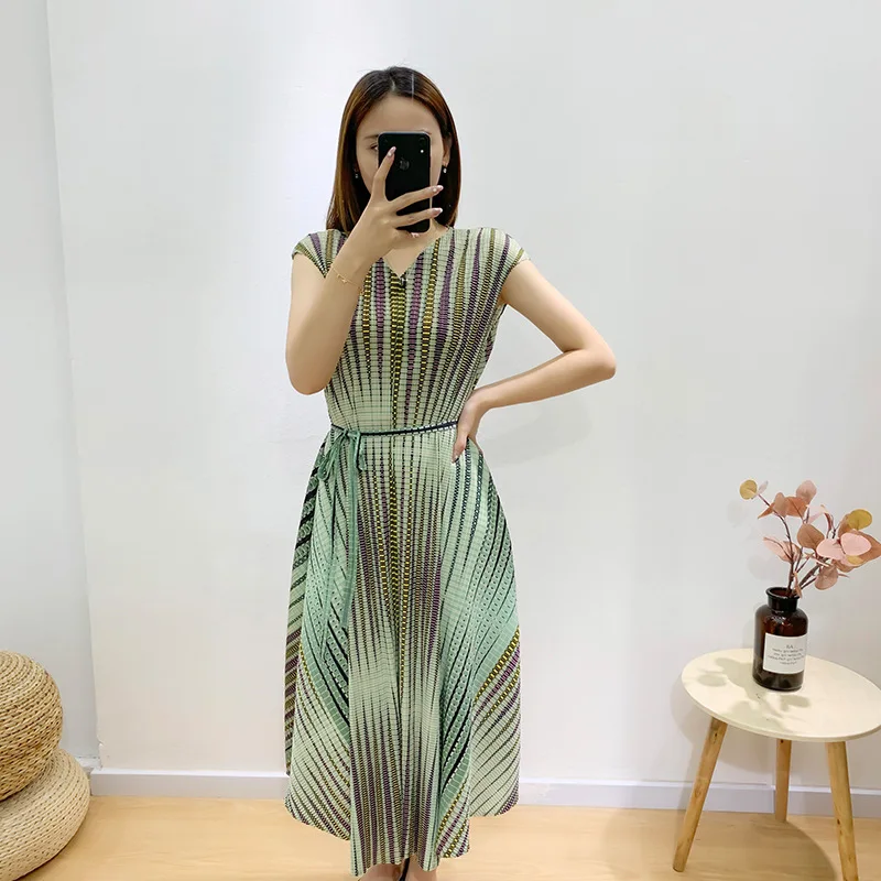 Plus Size Dress Summer For Women 45-75kg 2020 New Vintage Printed V-Neck Short Sleeved Lace-up Belt A-Line Miyake Pleated Dress
Plus Size Dress Summer For Women 45-75kg 2020 New Vintage Printed V-Neck Short Sleeved Lace-up Belt A-Line Miyake Pleated Dress