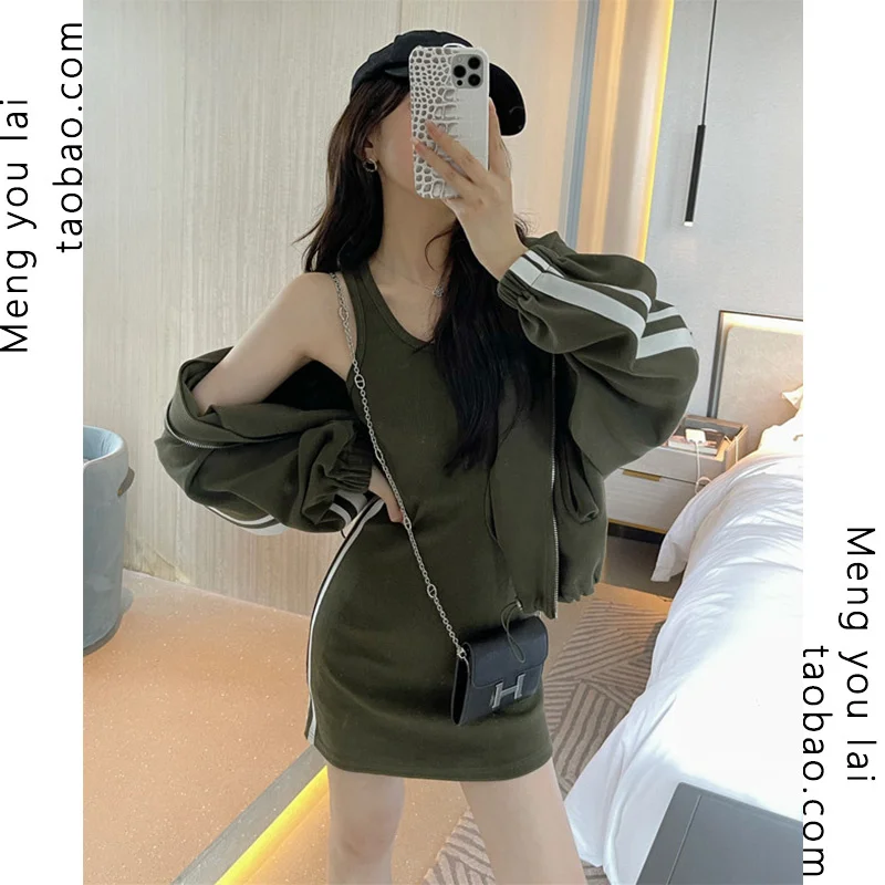 Autumn Idle Style Versatile Retro Sweater Short Coat Women's Baseball Uniform Design Sense Dress Two-piece Set Rac
Autumn Idle Style Versatile Retro Sweater Short Coat Women's Baseball Uniform Design Sense Dress Two-piece Set Rac