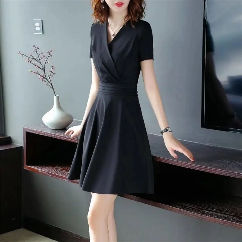 Black dress 2021 summer new V-neck short sleeve medium long slim small black skirt
Black dress 2021 summer new V-neck short sleeve medium long slim small black skirt