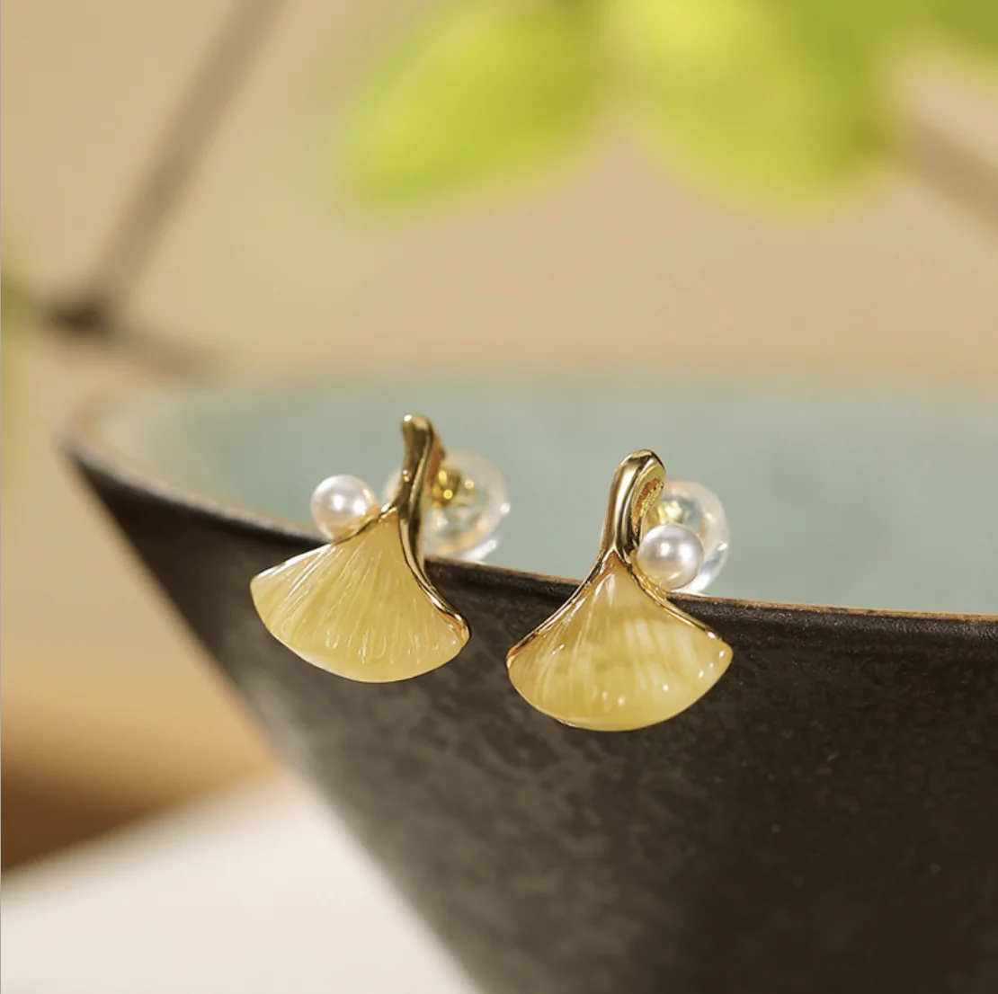 S925 Серебро позолоченные натуральный янтарь пчелиный воск жемчужные серьги с характером листьев гинкго женские серьги 
S925 Серебро позолоченные натуральный янтарь пчелиный воск жемчужные серьги с характером листьев гинкго женские серьги