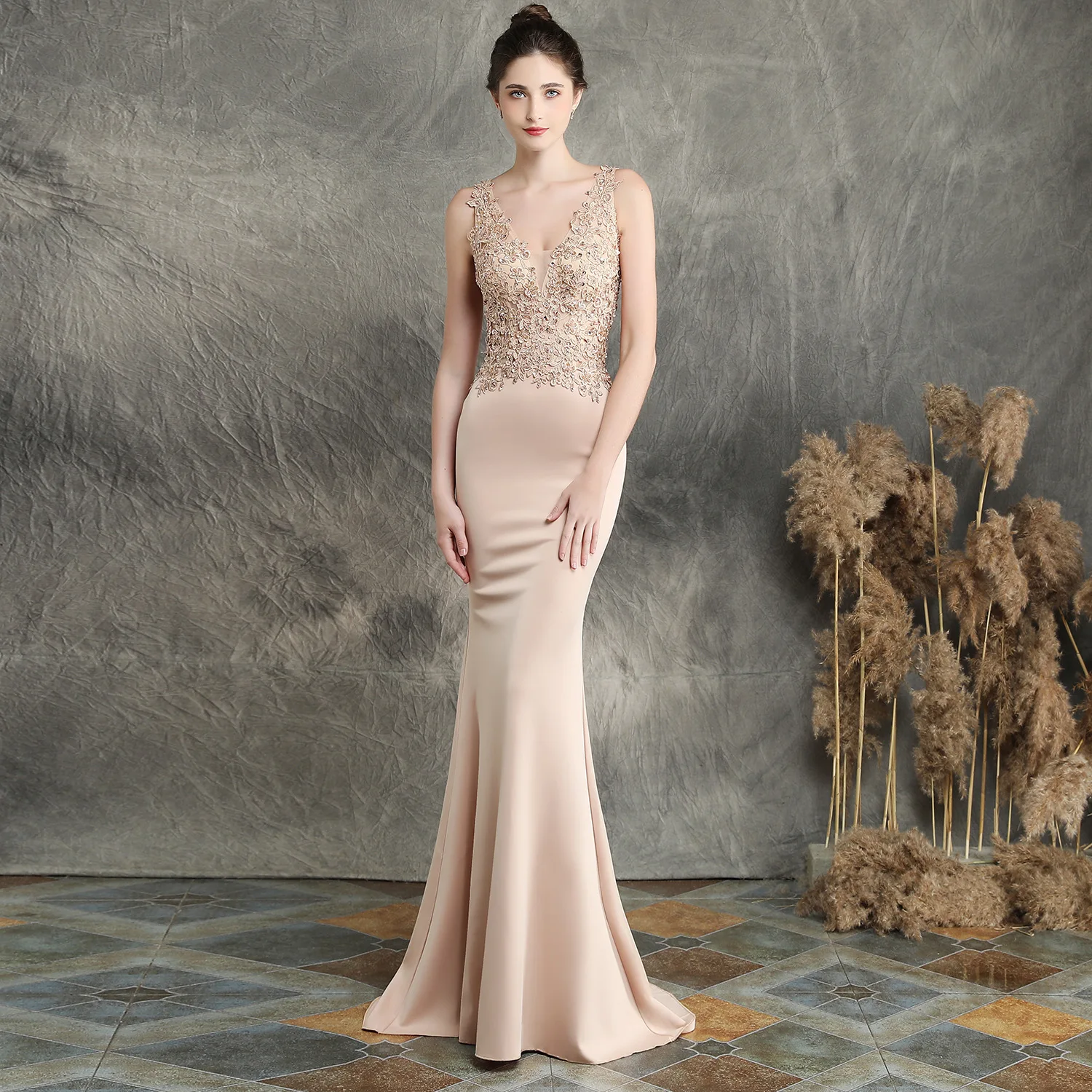 Women Elegant Long Evening Party Dress V Neck Appliques Sexy Robe Femme Sleeveless Backless Mermaid Night Club Wedding Wear
Women Elegant Long Evening Party Dress V Neck Appliques Sexy Robe Femme Sleeveless Backless Mermaid Night Club Wedding Wear