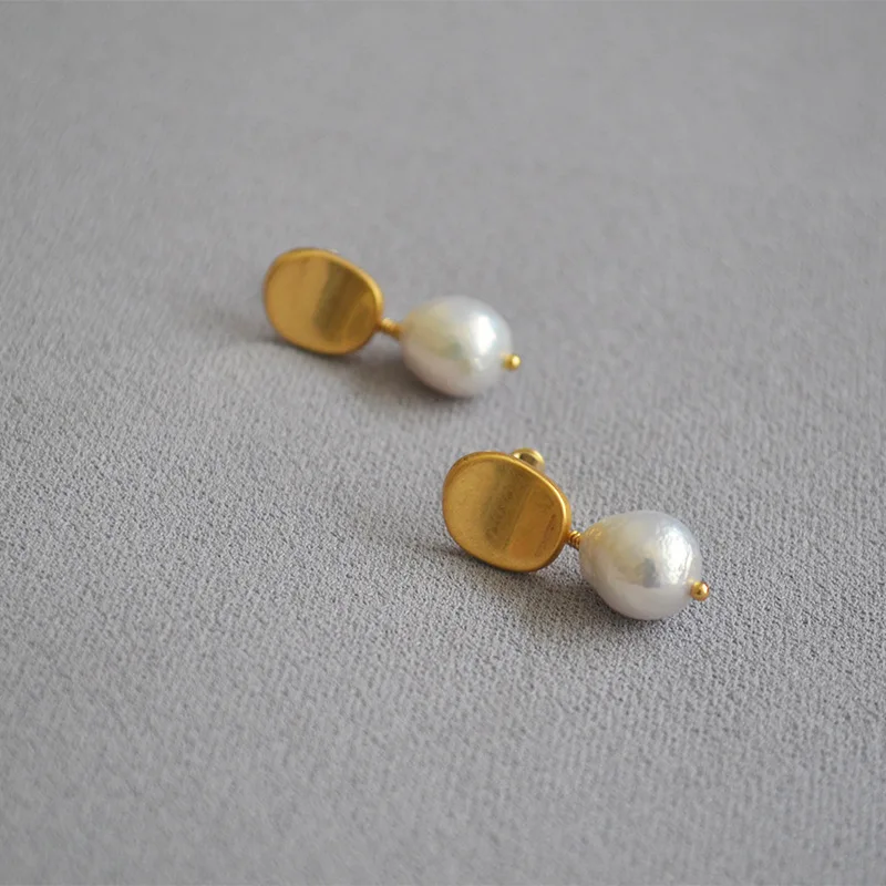 European and American retro brass electroplating matte gold Baroque fresh water Aurora Pearl Earrings female
European and American retro brass electroplating matte gold Baroque fresh water Aurora Pearl Earrings female