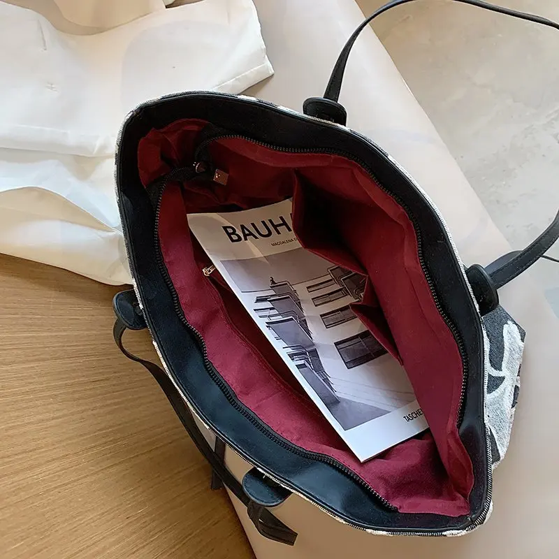 2021 Simple Casual Leather Women Shoulder Bag fashion Designer Leather Lady Handbags Commuter Bag Large Female Totes Bag
2021 Simple Casual Leather Women Shoulder Bag fashion Designer Leather Lady Handbags Commuter Bag Large Female Totes Bag