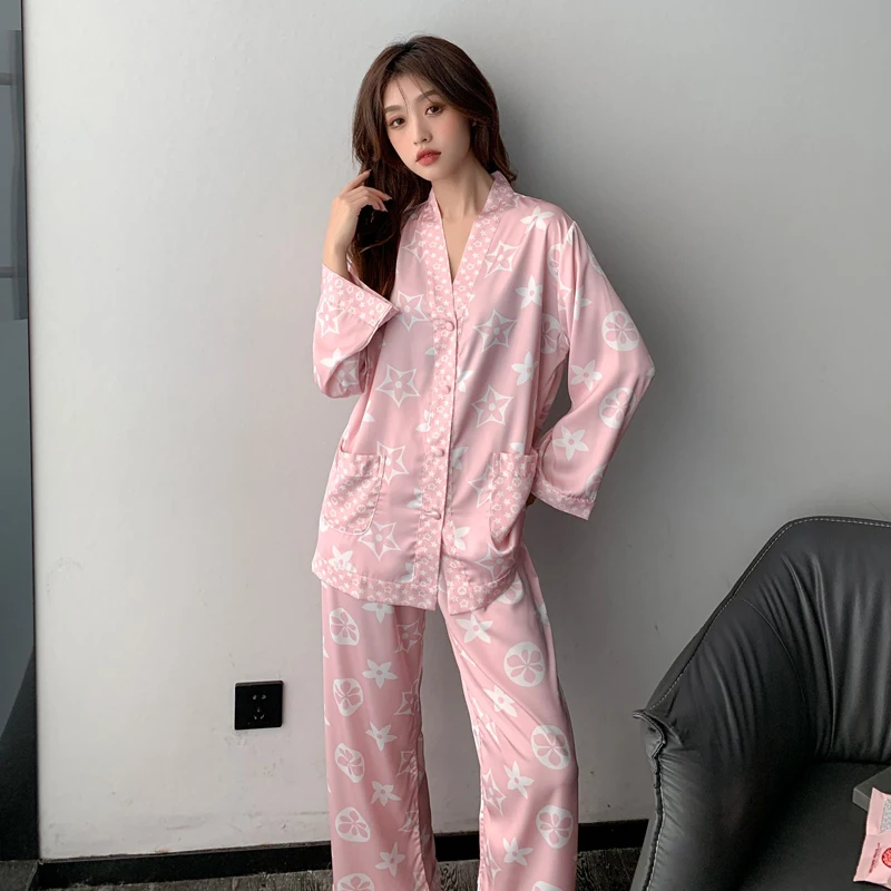 Пижамный комплект Женский атласный с V-образным вырезом и цветочным принтом
Пижамный комплект Женский атласный с V-образным вырезом и цветочным принтом