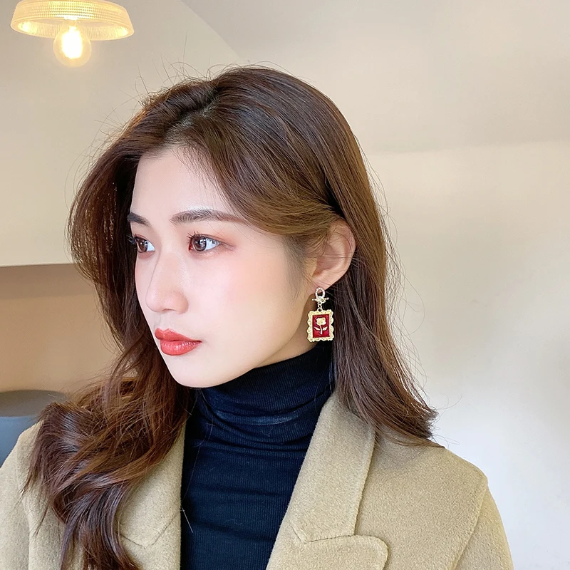 The European and American wind pearl earring drip rose gold retro frame geometry wild rose oil painting stud earrings
The European and American wind pearl earring drip rose gold retro frame geometry wild rose oil painting stud earrings