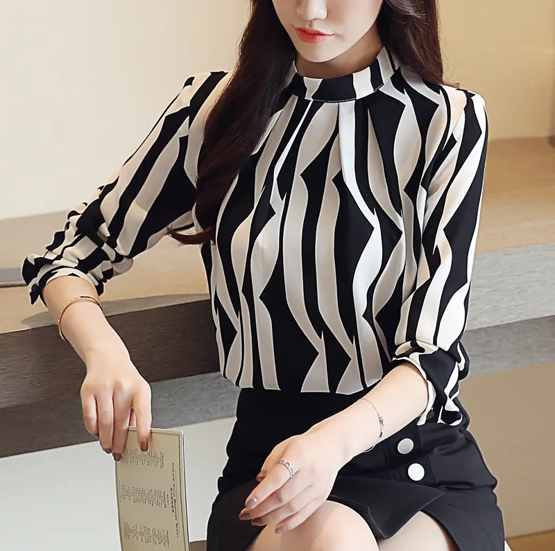 New ladies fashion striped shirt women's collar long-sleeved printed shirt Slim version of the ladies shirt
New ladies fashion striped shirt women's collar long-sleeved printed shirt Slim version of the ladies shirt