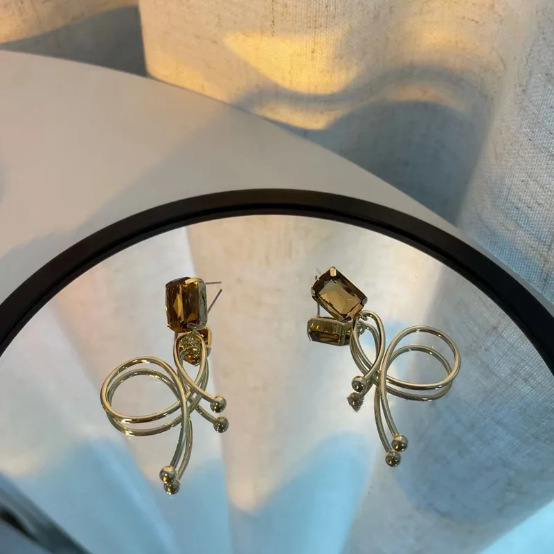 Misty Night Autumn Winter Stud Earrings Bowknot Korean Niche Inlaid Amber Fashion Design Metal Knotted Earrings Women Jewelry
Misty Night Autumn Winter Stud Earrings Bowknot Korean Niche Inlaid Amber Fashion Design Metal Knotted Earrings Women Jewelry