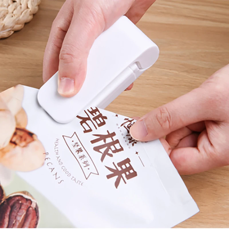 Portable Mini Heat Sealer Home Heat Bag Plastic Food Snacks Bag Sealing Machine Food Packaging Kitchen Storage Bag Clips
Portable Mini Heat Sealer Home Heat Bag Plastic Food Snacks Bag Sealing Machine Food Packaging Kitchen Storage Bag Clips
